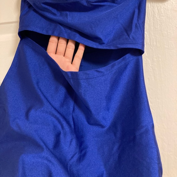 Satin body-con tube dress with cutout. - Picture 3 of 5